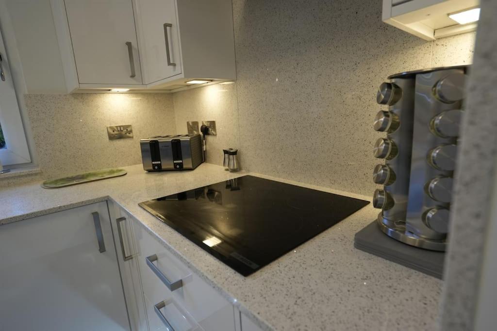 Quiet 2 Bedroom Gem In Stirling Apartment