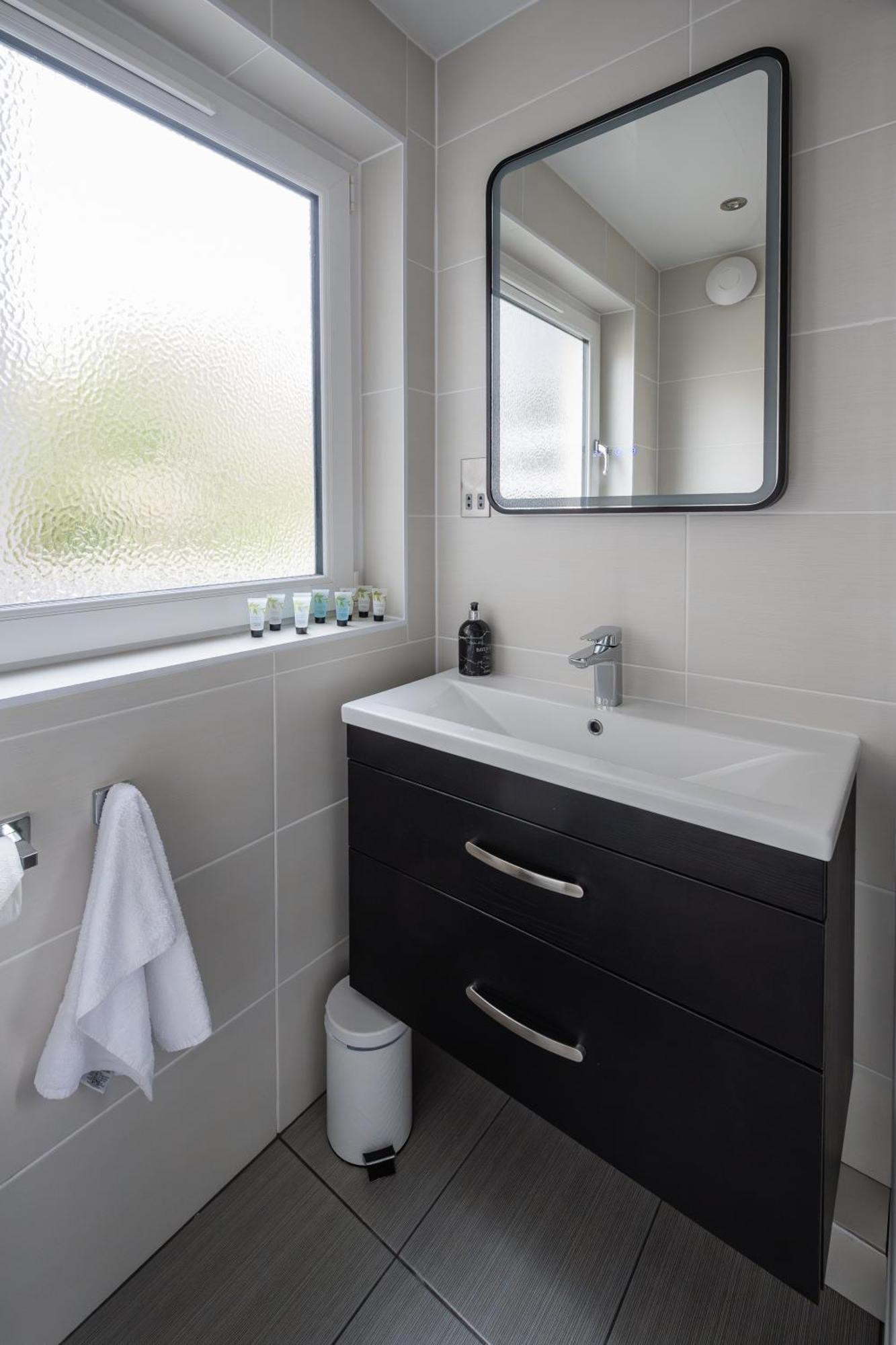 Quiet 2 Bedroom Gem In Stirling Apartment Bridge of Allan